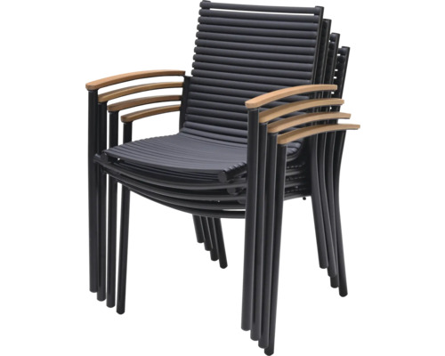 Stapelbare Gartenstühle mit Armlehnen aus Holz.
