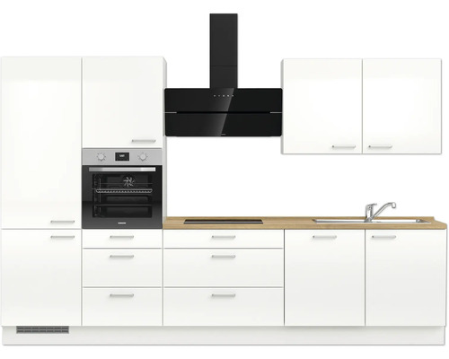 Küchenzeile mit Hängeschrank, Spüle, Herd und Dunstabzugshaube