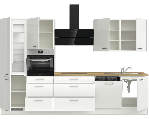 Küchenzeile mit Schränken, Schubladen, Spüle, Geschirrspüler, Kühlschrank, Backofen und Dunstabzugshaube
