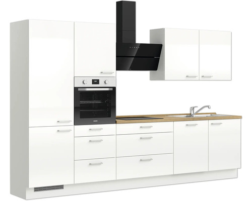 Küchenzeile mit Hochschrank, Hängeschrank, Spüle, Herd und Dunstabzugshaube