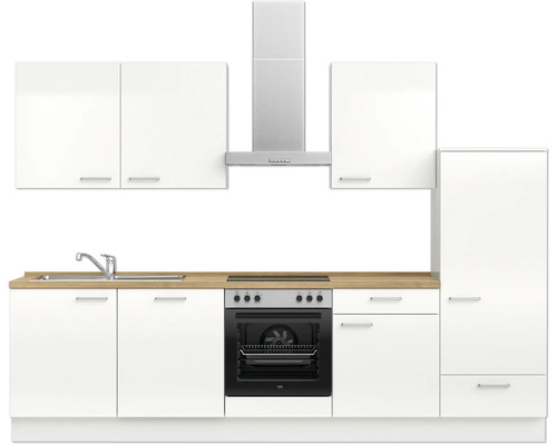 Helle Küche mit Spüle, Herd, Backofen, Dunstabzugshaube und Schränken