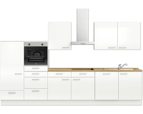 Moderne Küche mit weißen Schränken, Herd und Spüle