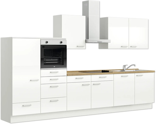 Komplette Küchenzeile mit Spüle, Herd, Backofen, Dunstabzugshaube und weißen Schränken