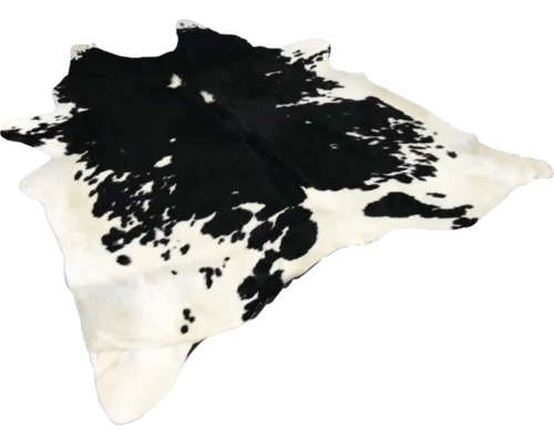 Schwarzweiß gefleckter Kuhfellteppich