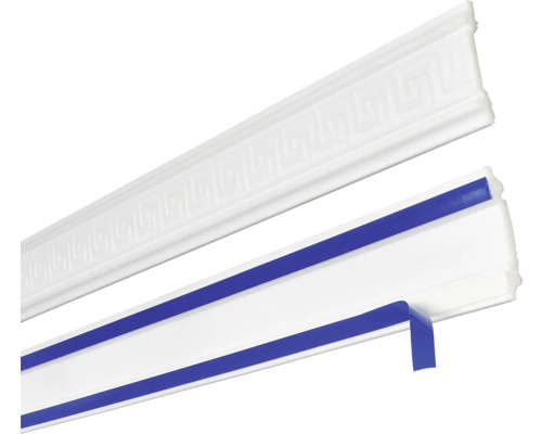 Zwei weiße Zierleisten aus Kunststoff, eine mit Muster, die andere mit Klebestreifen