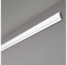 Weiße Zierleiste an Wand und Decke