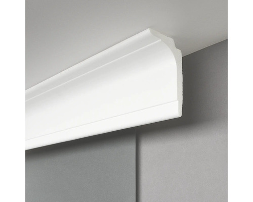 Weiße Zierleiste an der Decke und Wand