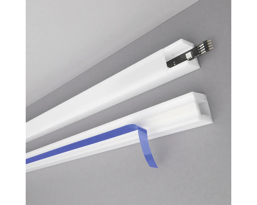 Zwei weiße LED-Profile zur indirekten Beleuchtung mit Klebeband und Platine