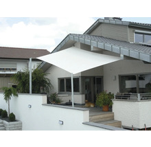Haus mit Sonnensegel und Terrasse