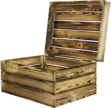 Holzkiste mit offenem Deckel
