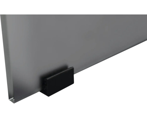 Detail einer grauen Paneele mit Halterung