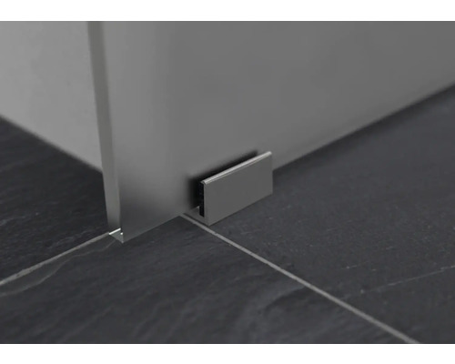 Detailansicht einer Duschkabine mit Halterung