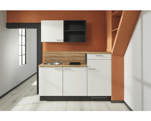 Komplette Küchenzeile mit Spüle, Kochfeld, Unter- und Oberschränken für eine funktionale Küchenausstattung