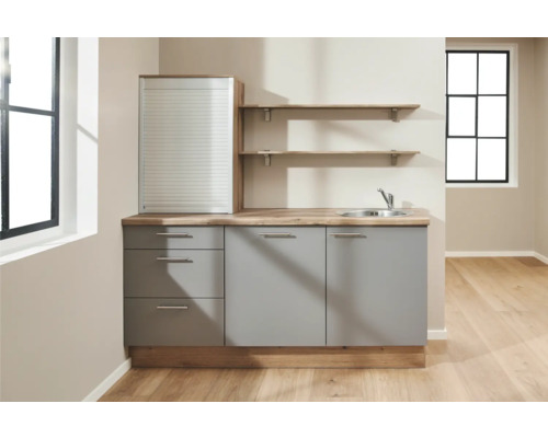 Küchenzeile mit Spüle, Unterschränken, Rollladenschrank und Regalen