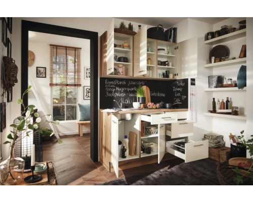 Küche mit Ober- und Unterschränken, Schubladen und Tafel