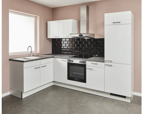 Helle Küche mit Spüle, Herd, Dunstabzugshaube und Küchenschränken.