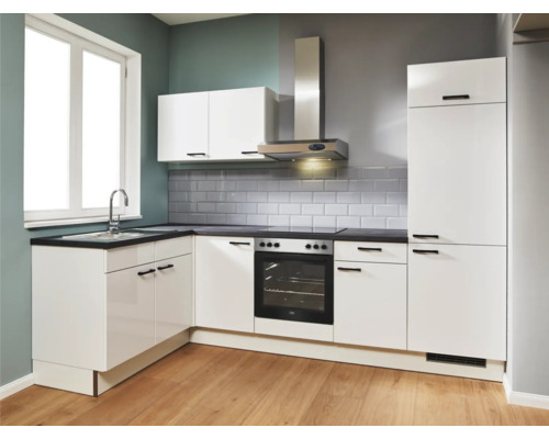 Helle Küche mit weißen Schränken, Spüle, Herd und Dunstabzugshaube