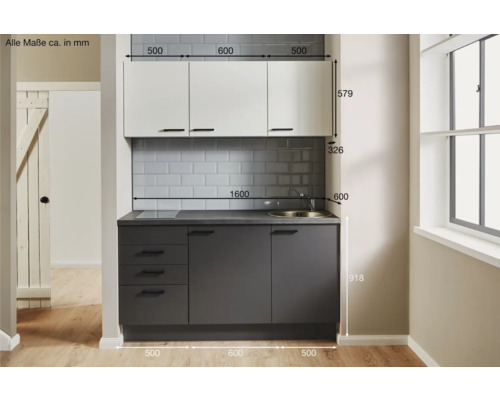 Kompakte Küchenzeile mit Ober- und Unterschränken sowie Spüle und Kochfeld, mit Maßangaben