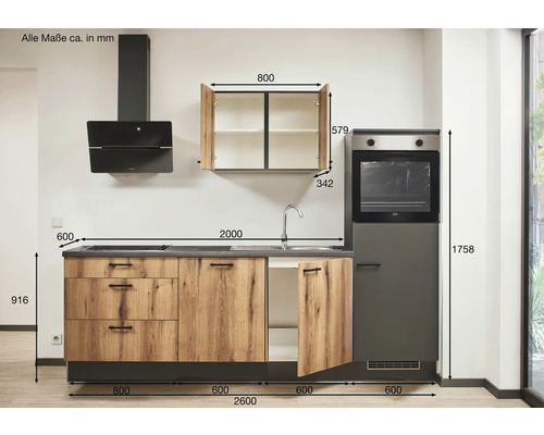 Küchenzeile mit Dunstabzugshaube, Spüle, Hängeschrank und Einbaubackofen mit Maßangaben in Millimeter