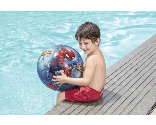 Junge sitzt am Pool mit einem Spider-Man-Ball