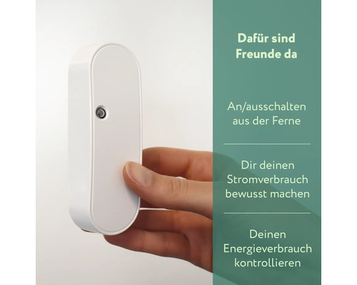 Nahaufnahme eines weißen Smart Home Zwischensteckers, der von einer Hand gehalten wird