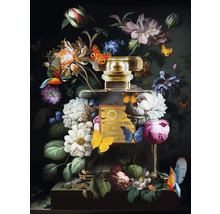 Dekorative Parfümflasche umgeben von Blumen und Schmetterlingen