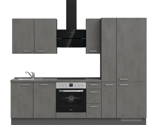 Küchenzeile mit Spüle, Herd, Dunstabzugshaube und Schränken