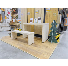 Präsentation mit hellem Holztisch und Sitzbank auf Holzboden