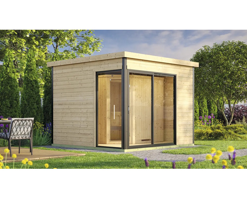 Holz Gartensauna mit Glasschiebetür in einer grünen Gartenumgebung.