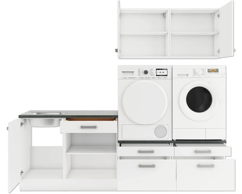 Waschküche mit Waschmaschine, Trockner, Spüle und weißen Schränken