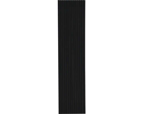 Dunkle Fassadenverkleidung mit vertikalen Linien