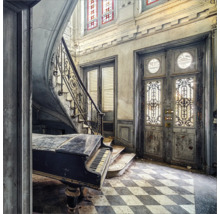 Innenansicht eines verlassenen Gebäudes mit Treppe, Klavier und Doppeltür