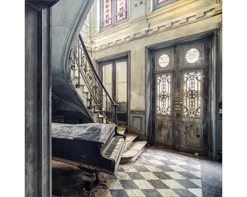 Innenansicht eines verlassenen Gebäudes mit Treppe, Klavier und Doppeltür