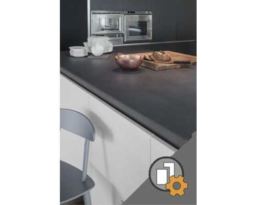 Küchenszene mit Geschirr, Schüssel, Brot und Schneidebrett auf einer dunklen Arbeitsplatte