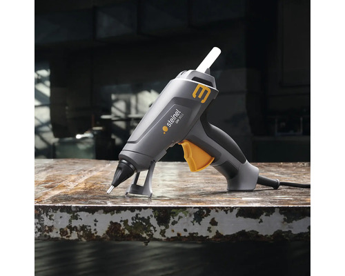 Heißklebepistole auf einer Werkbank