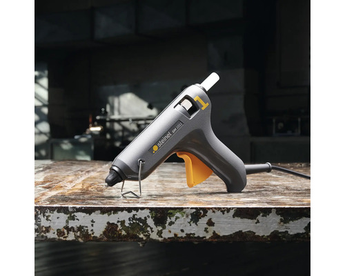 Heißklebepistole auf einem Tisch