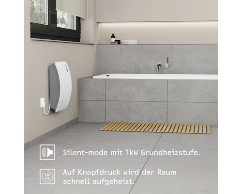 Badezimmer mit einem an der Wand montierten Heizlüfter neben einem Fenster und einer Badewanne