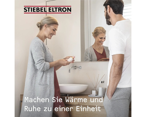 Paar im Badezimmer mit Waschtisch und Spiegel, Stiebel Eltron Logo