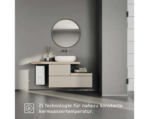 Modernes Badezimmer mit Waschbecken, Spiegel, Waschtisch und Warmwasserspeicher