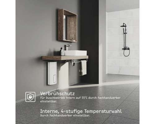 Badezimmer mit Waschtisch, Spiegel, Handtuchhalter und Dusche