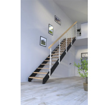 Treppe mit Holzstufen und Geländer aus Stahl im Innenraum