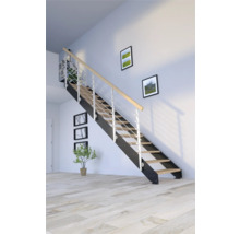 Treppe mit Holzstufen und Metallgeländer in einem hellen Raum.