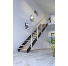 Treppe mit Holzstufen und Metallgeländer in einem hellen Raum.
