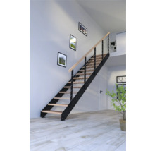 Treppe mit Stahlwangen und Holzstufen im modernen Raum