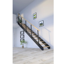 Treppe mit Holzstufen, Metallgeländer und seitlichen Metallrahmen in einem hellen Raum.