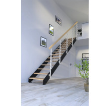 Treppe mit Holzstufen, schwarzem Treppengerüst und silberfarbenem Geländer in einem hellen Raum.