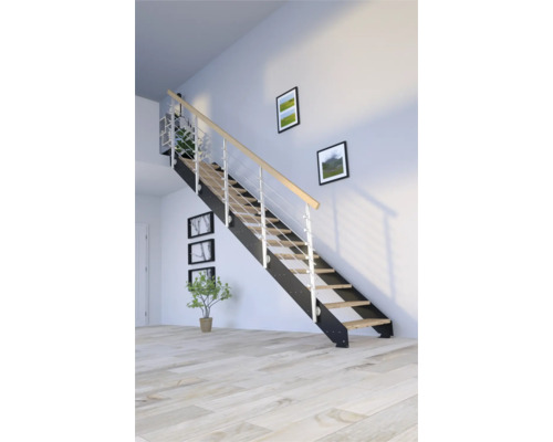 Treppe mit Holzstufen, Metallrahmen und Geländer in einem hellen Raum