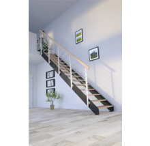 Treppe mit Holzstufen, Metallgeländer und Holzhandlauf in einem hellen Raum.