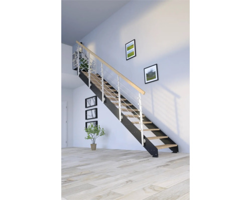 Treppe mit Holzstufen, Metallgeländer und Handlauf in hellem Raum