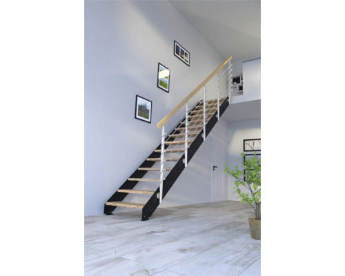 Treppe mit Holzstufen, Metallgeländer und Handlauf aus Holz in einem hellen Raum